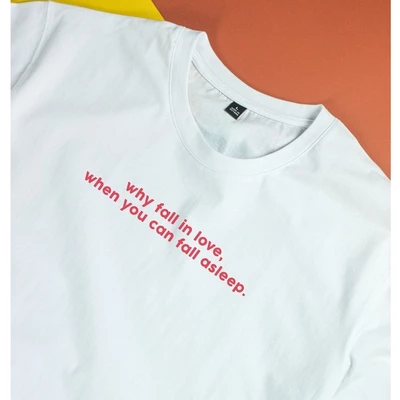 Áo thun ngắn tay unisex Chodole chất liệu cotton in chữ Why fall in love, when you can fall asleep