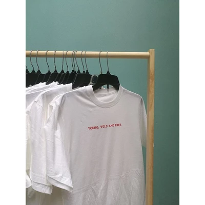 Áo thun cotton 100% in chữ Young, wild, and free
