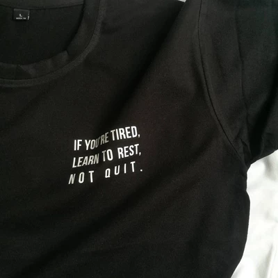 Áo thun tay ngắn unisex Chodole cho cả nam và nữ, chất liệu vải cotton in hình Learn to Rest, not Quit.