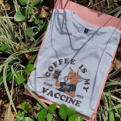 Áo thun tay ngắn unisex Chodole cho cả nam và nữ, vải cotton in hình Coffee is my vaccine (nhiều màu)