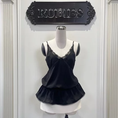 RUBIES Kelly Top - Áo Kiểu Nữ Vải Lụa Gãy Phối Ren Dáng Peplum 2 Dây Cổ Tim V