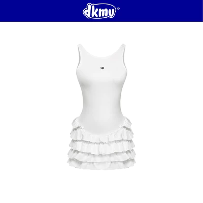 Váy trắng hở lưng đan dây ôm dáng DKMV có quần trong thiết kế xòe xếp tầng đính logo inox Cá xinh Twinkle Dress| K-D7-T