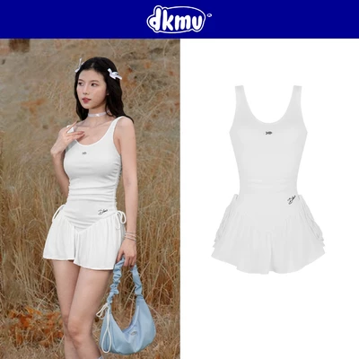 Váy jumpsuit DKMV màu trắng form hai dây bản to hở lưng họa tiết chữ thêu xinh xắn Obsti Dress | K21-D1