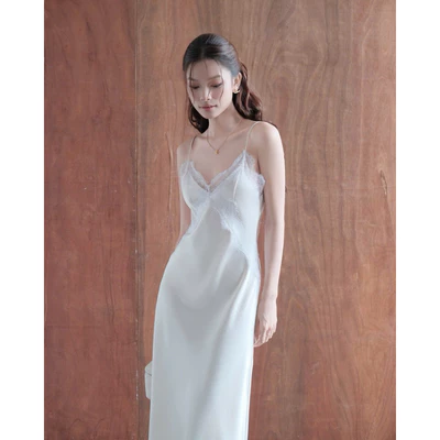 RUBIES Lacy Dress - Đầm Dài Nữ Vải Lụa Dáng Suông Chiết Eo 2 Dây Cổ Tim V Phối Ren