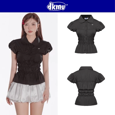 Áo sơ mi đen nữ kiểu tay bồng DKMV cổ bèo tiểu thư đường nhún eo ôm dáng cùng logo inox Cá xinh Maddy Top | K-T31-D