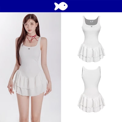 Đầm trắng ngắn nữ kiểu DKMV dáng xòe 2 tầng xinh xắn thiết kế không tay đính logo Cá inox Gwen Dress | K-D18-T