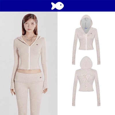 Áo khoác cho nữ croptop ôm dáng DKMV có mũ hoạ tiết viền bèo điệu đà đính logo cá màu nâu Glimmer Set | K-SET16-AK-N