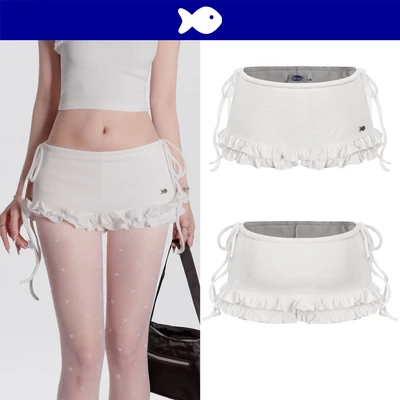 Chân váy trắng ngắn phối viền bèo DKMV kèm quần trong thắt nơ hai bên hông ôm dáng logo inox Larissa | K-SET6-V-T