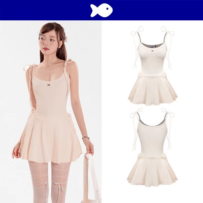 Váy 2 dây ngắn dáng xoè thắt nơ DKMV đính kèm logo inox Cá xinh xắn kèm quần trong màu kem Lido Dress | K-D2-K