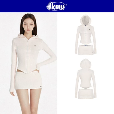 Set quần áo nữ có mũ DKMV áo phối viền bèo nhún lai chữ V quần giả váy cạp thấp đính logo màu kem Dainty Set | K-SET15-K