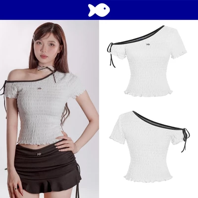 Áo lệch vai 1 bên trắng viền DKMV thắt nơ kiểu chun nhún ôm dáng kiêu kỳ logo inox Cá Ruffle Top | K-T27-T