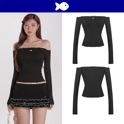 Áo trễ vai tay dài nữ DKMV hoạ tiết nhún thân điệu đà phối logo cá thun rib lụa ôm sát màu đen Breeze Top | K-T52-D