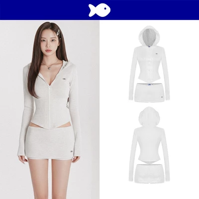 Set đồ đẹp nữ áo khoác và quần giả váy DKMV mũ to viền bèo lai chữ V logo cá ôm màu xám trắng Dainty Set | K-SET15-XT