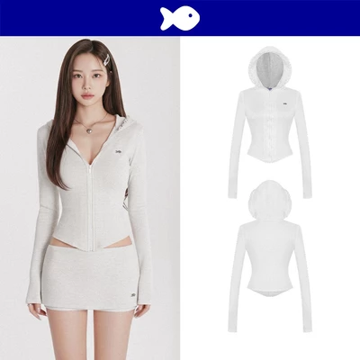 Áo khoác có mũ nữ ôm dáng DKMV form mũ rộng viền bèo lai chữ V xinh xắn logo cá màu xám trắng Dainty Set | K-SET15-AK-XT