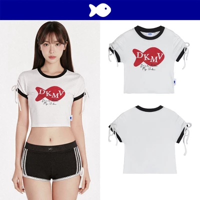 Áo croptop trắng phối viền đen DKMV kiểu xinh thắt nơ tay áo in hình logo Cá thun ôm dáng Baby Tee Una | K-T8-TD