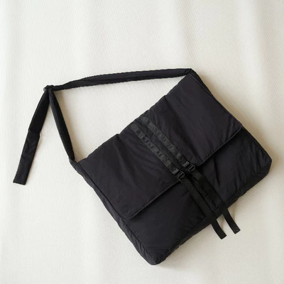 Túi đeo chéo padded kích cỡ lớn đựng vừa laptop nhiều ngăn có khoá kéo Selected Lacer
