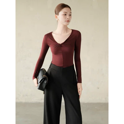 RUBIES Twist Top - Áo Thun Nữ Dáng Ôm Tay Dài Xoắn Ngực Cổ Tim V