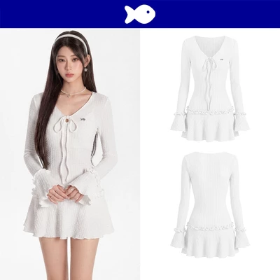 Đầm xoè ngắn tay loe dài viền bèo DKMV cổ V cột dây nơ đáng yêu logo cá thun xốp nhắn màu trắng Rae Dress | K-D60-T