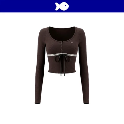 Áo nữ dài tay croptop ôm dáng DKMV thiết kế hàng ren trắng đan dây ruy băng đen logo cá màu nâu Posey Top | K-T68-N