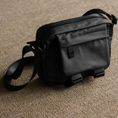 Túi đeo da PU chống nước phối khóa zip Selected Box-pack Bag