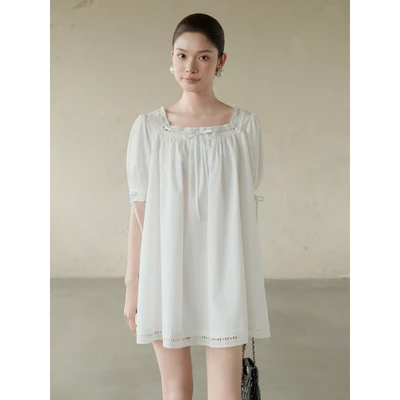 RUBIES Alice Dress - Đầm Ngắn Nữ Vải Kate Phối Ren Dáng Xoè Babydoll Tay Ngắn Phồng Cổ Vuông