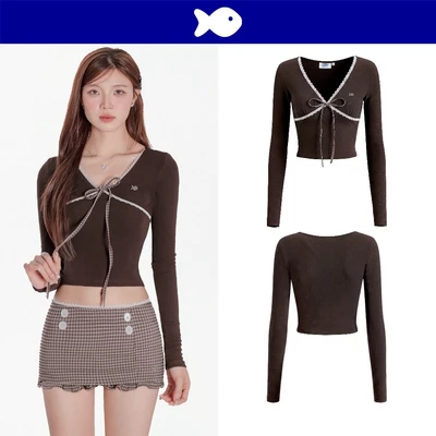 Áo tay dài nữ kiểu dáng croptop DKMV phối viền ren dây thắt nơ hoạ tiết caro điệu đà logo cá màu nâu Sahara Top | K-T80