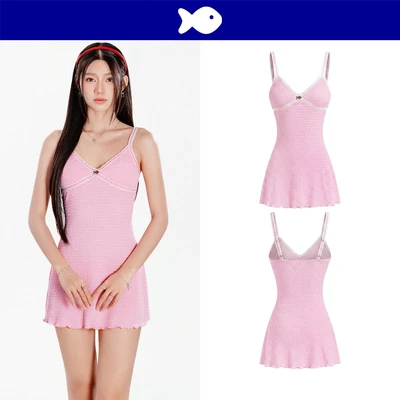 Đầm nữ kiểu ngắn dáng 2 dây DKMV thun xốp màu hồng phối viền ren trắng logo cá inox đáng yêu Morgana Dress | K-D82-H