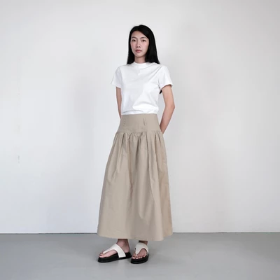 Chân Váy Cạp Trễ Màu Be, Chân Váy Dáng Xòe Tôn Eo Chất Liệu Kaki Dù - REI SKIRT - THE J STUDIO
