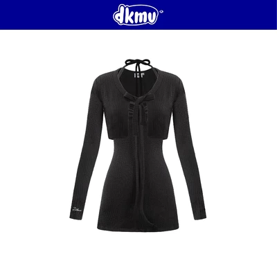 Set váy 2 dây kèm áo khoác logo inox DKMV thiết kế cổ yếm cột dây thắt nơ màu đen đáng yêu Jolie Dress | K-D5-D