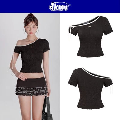 Áo lệch vai tay ngắn phối viền cột nơ DKMV màu đen kiểu chun nhún ôm dáng đáng yêu logo inox Cá Ruffle Top | K-T27-D