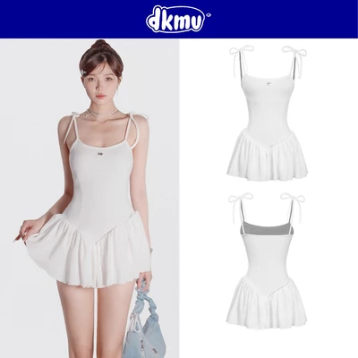 Đầm trắng ngắn xòe hai dây buộc nơ DKMV có quần trong chất thun ôm dáng logo inox cá đáng yêu Ara Dress| K-D24-T
