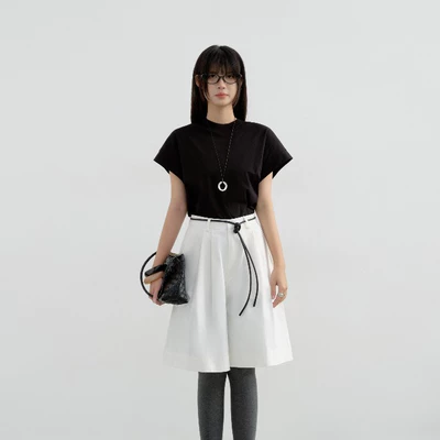Quần Đùi Kaki Nữ Trắng Kem Xếp Ly Lưng Cao Form Rộng, Ống Suông - CAPRI SHORTS - THE J STUDIO