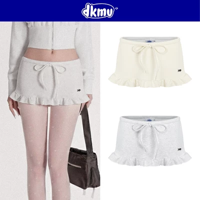 Chân váy chữ A ngắn cạp thấp DKMV lưng cột thắt nơ lai phối bèo xoè nhẹ có kèm quần trong logo cá Dreamy | K-SET20-V