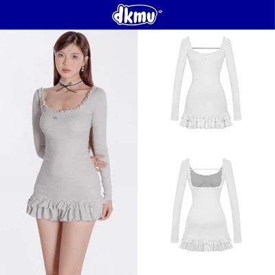 Đầm đuôi cá ngắn dáng dài tay nữ  DKMV hoạ tiết viền bèo nhún hở lưng đính logo cá màu xám trắng Cather Dress | K-D44-XT