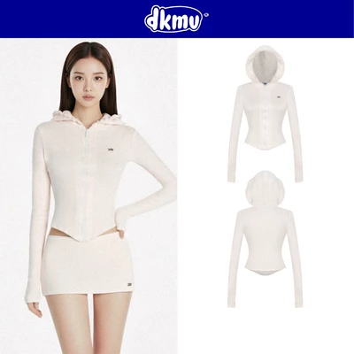 Áo khoác nữ có mũ viền bèo nhún DKMV lai áo chữ V ôm dáng điệu đà phối logo cá inox màu kem Dainty Set | K-SET15-AK-K