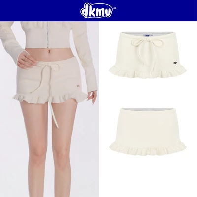 Chân váy chữ A xòe phối bèo DKMV dáng ngắn lưng thấp thắt nơ điệu đà logo cá có quần trong màu kem Dreamy | K-SET20-V-K