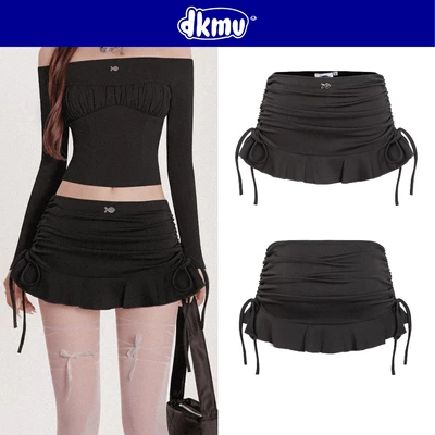 Chân váy ngắn ôm phối bèo DKMV thắt nơ rút dây 2 bên có quần trong màu đen logo inox Cá xinh Blush Mini Skirt| K-V5-D