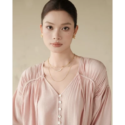 RUBIES Kayla Top - Áo Kiểu Nữ Vải Tơ Đũi Dáng Suông Rộng Tay Dài Cổ Tim V