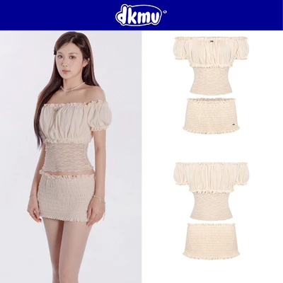 Set áo và chân váy ngắn thân nhún DKMV form trễ vai phối ren xinh xắn đính logo cá màu kem Cuddle Set | K-SET18-K