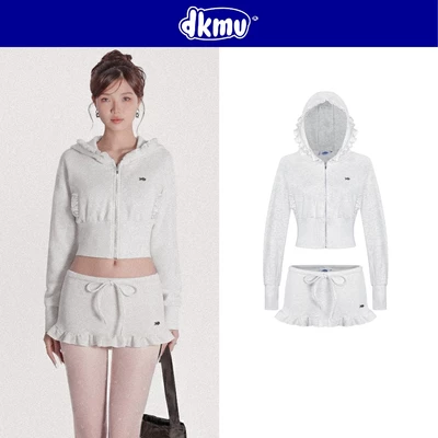 Set đồ nữ đẹp phối bèo DKMV áo khoác croptop và chân váy ngắn thắt nơ đính logo cá điệu đà màu xám Dreamy | K-SET20-X