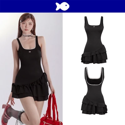 Đầm cổ vuông phối ren hở lưng DKMV tà lệch xếp tầng xòe nhẹ ôm dáng xinh đen logo Cá đáng yêu Bennie Dress | K-D17-D
