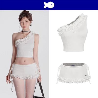 Set váy nữ dễ thương DKMV áo croptop lệch vai và chân váy ngắn có quần trong phối viền bèo màu trắng Larissa Set| K-SET6