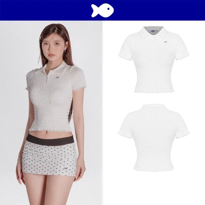 Áo thun kiểu nữ cổ polo thân nhún DKMV tay ngắn phối hàng nút cài tinh tế đính logo cá màu trắng Brit Top | K-T49-T