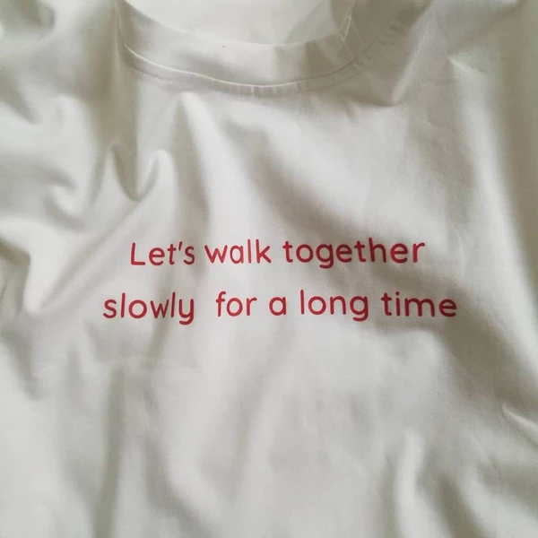 Áo thun in chữ Let's walk together for a long time