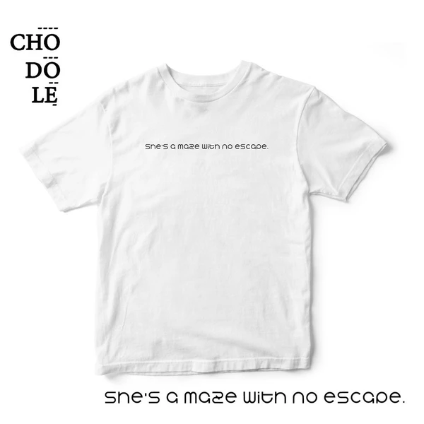 Áo thun unisex cotton 100%  in chữ She's a maze with on escape (nhiều màu)