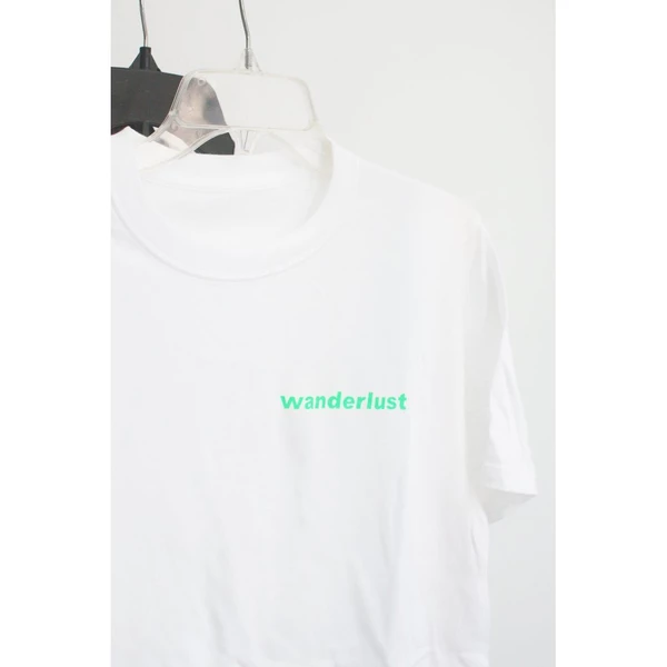 Áo thun cotton 100% in chữ Wanderlust.