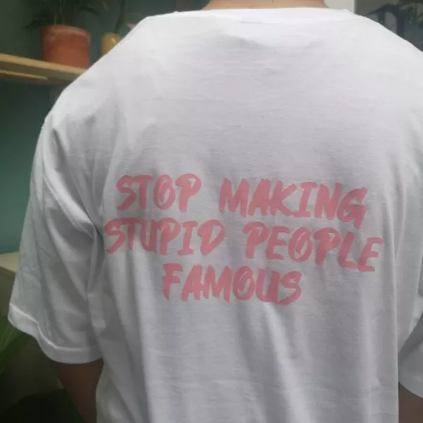 Áo thun unisex in chữ stop making stupid people famous
