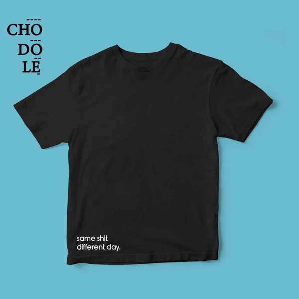 Áo thun tay ngắn unisex Chodole cho cả nam và nữ, chất liệu vải cotton in hình Same shit different day (Black Tee)