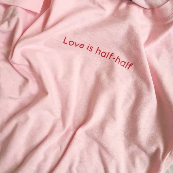 Áo thun tay ngắn unisex Chodole cho cả nam và nữ, chất liệu vải cotton in chữLove is half-half