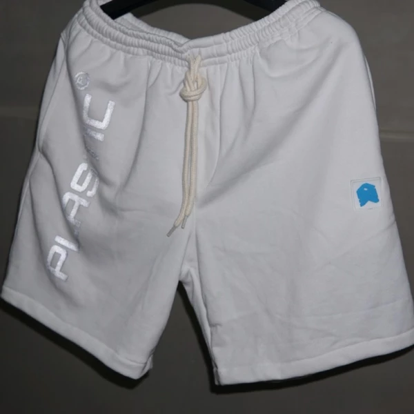 Plastic logo quần
